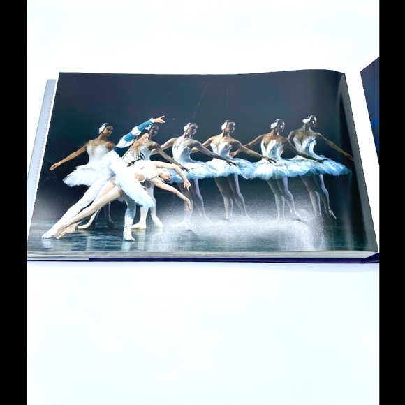 IN CLASSIC STYLE - The Splendor of American Ballet Theatre Book - Picture 7 of 13